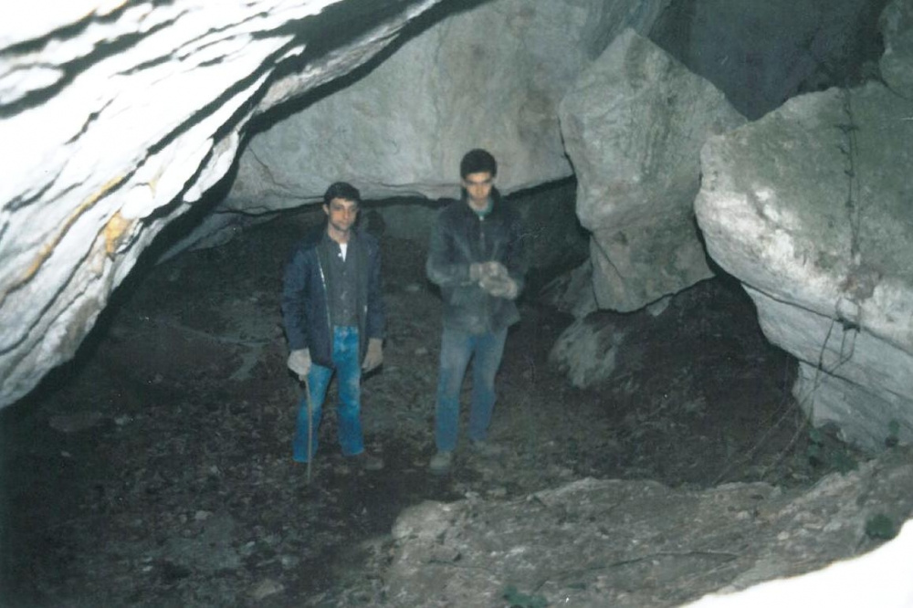 1988 La Cova de la Carosa (per redescubrir) amb els pierencs Francesc Escudero de cal Pintor i l'Enric Grífol de cal Borrull (Foto Antoni Escudero).jpg