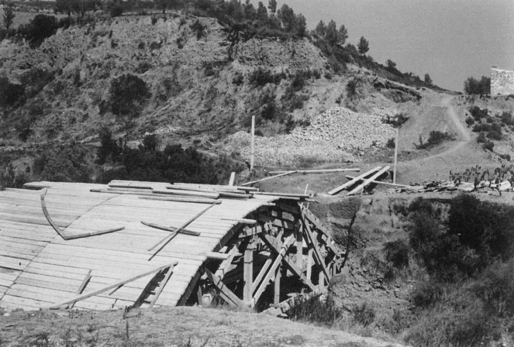 FENT LA CARRETERA Pont de Can Mata. Pujada de can Mata cap el Terral de la Bòbila.jpg