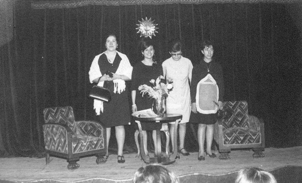 TEATRE 1967 L'Antonia. Hortènsia de cal Pep, Aurora de cal Valls, Magda de cal Rigol, Mercè de cal Mericano.jpg