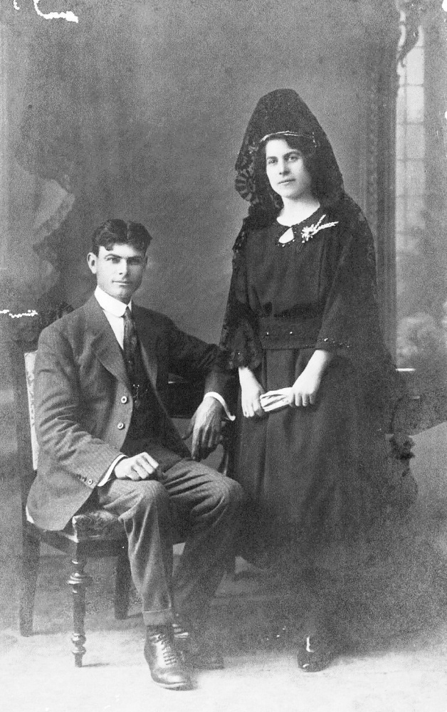 1915 Joan i Conxita de cal Sopes.jpg