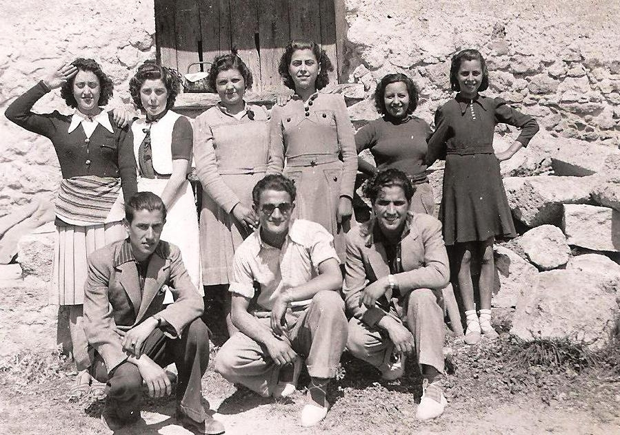 1941 María de cal Cremat, Antonieta de cal Sopes, Montserrat de cal Meiem, María de cal Sopes, Emília de ca la Manela, Roser de cal Sopes, Josep Romeu, Virgili de la Pobla, Pepito Romeu.jpg