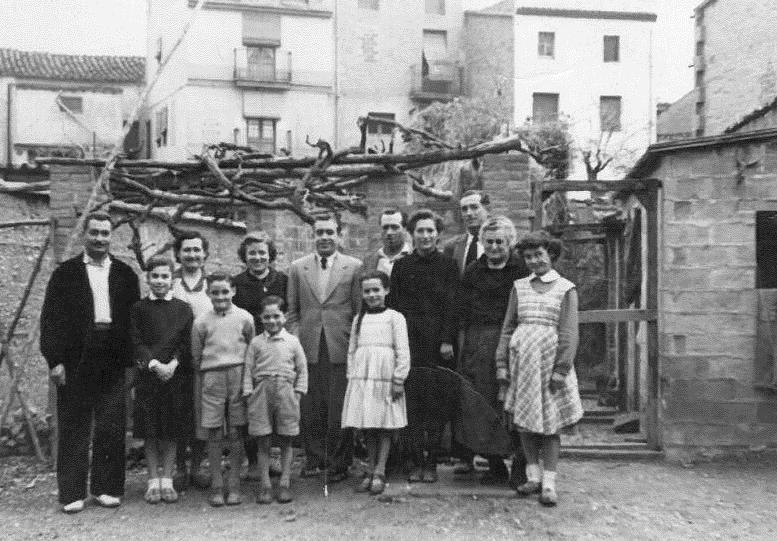 1955 La familia a cal Llorenç. A l'esquerra el Pepet i la Teresita de cal Llorenç amb una nena (de negre) d'Igualada i el Josep de cal Llorenç i el Joan de cal Valls. A la dreta l'Aurora de cal Valls amb son pare i sa mare el Joan i la Concepció de cal Valls, i la Teresita i la Glòria de cal Llorenç. Els altres son d'Igualada.jpg