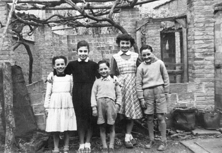 1955 els germans Aurora de cal Valls i Joan de cal Valls agafats per una cosina d'Igualada i els germans Glòria de cal Llorenç i Josep de cal Llorenç.jpg