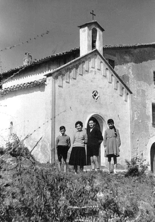 1960 En Joan de cal Valls, la Glòria de cal Llorenç, el Josep de cal Llorenç i l'Aurora de cal Valls a l'Ermita de Sant Miquel.jpg