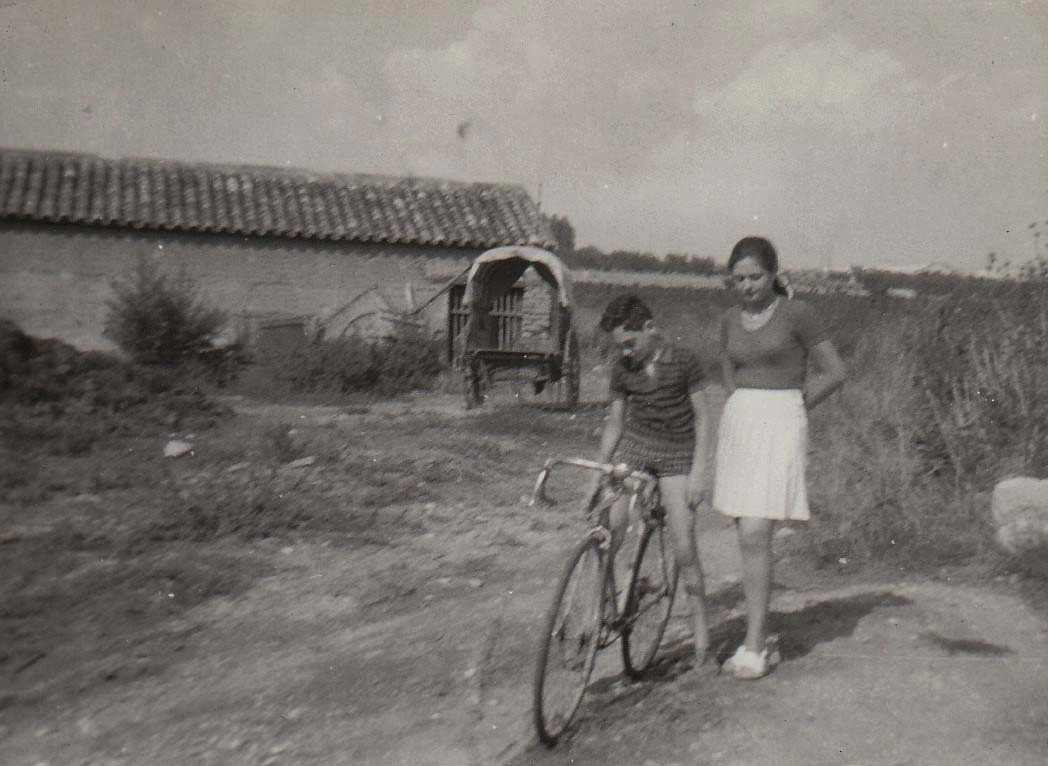 1969 el Xavier de cal Miqueló amb una tieta.jpg