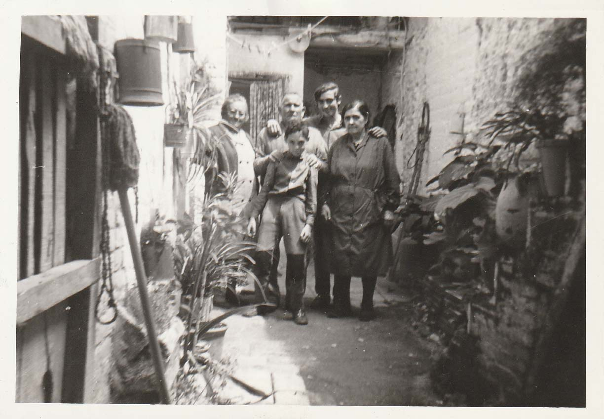 1971 El xavier i el Joan amb la seva avia Pauleta de cal Miqueló i uns besoncles.jpg