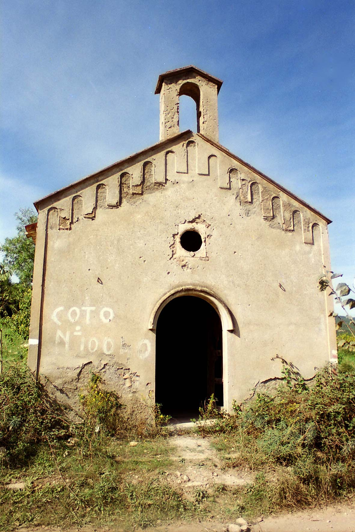 1989 Ermita de Sant Miquel, avui amb la teulada ensorrada. Foto Joan Solé Oller.jpg