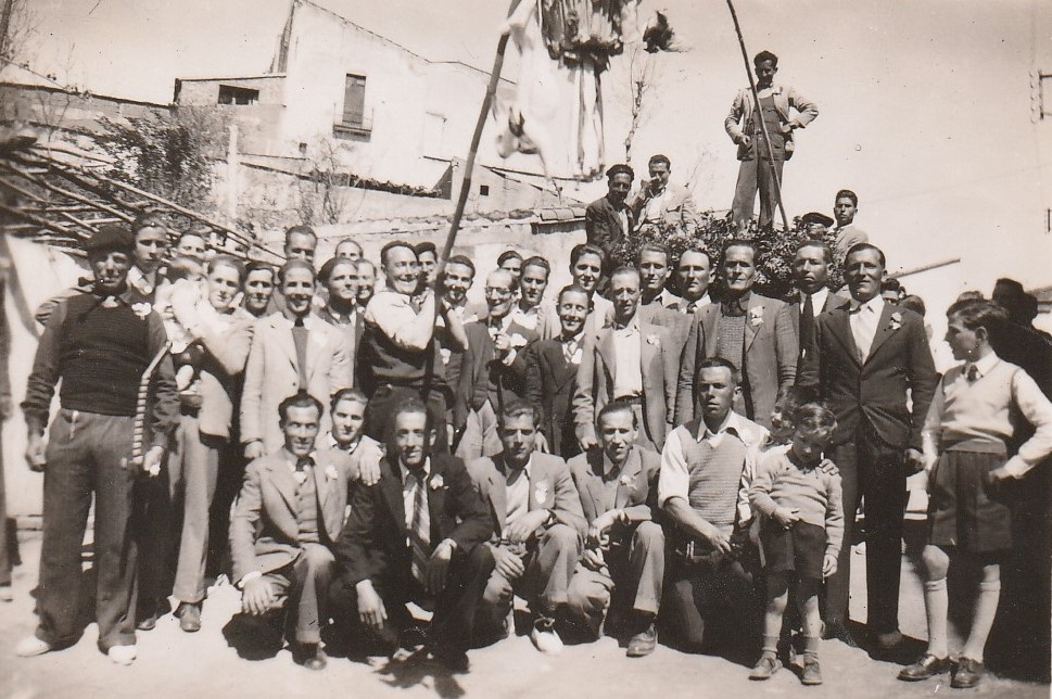 CARAMELLES 1947 on s'hi adivinen el Josep i el Joan de can Borràs, el Pep de cal Pep, el Joanito de cal Cremat, el Joan de la Pepa, el Joan de ca l'Agustí, el Lluís de ca la Blasita, el Tonet del Cantó, el Jaume de la Remei i el Magí de cal Guixà a dalt del carro.jpg