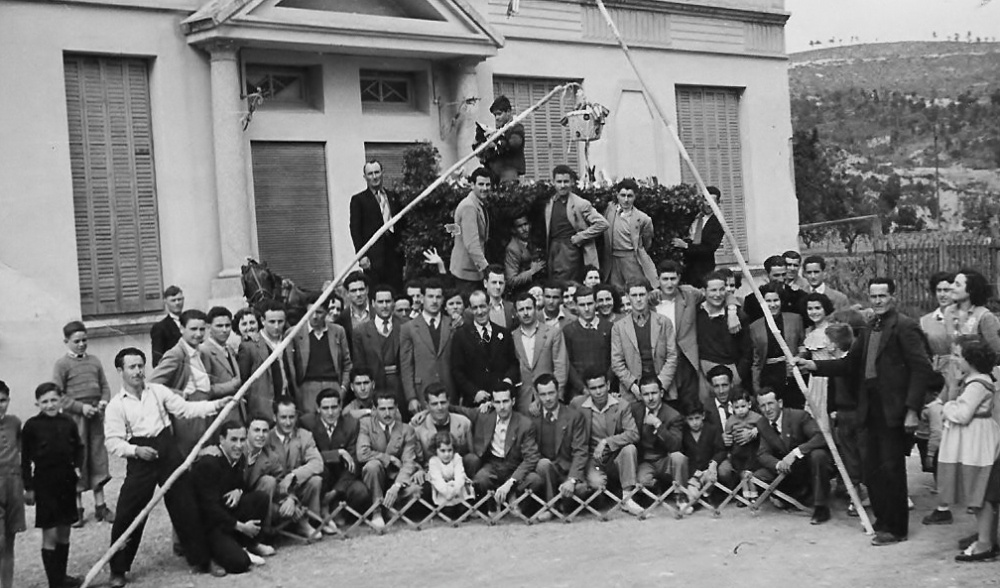 CARAMELLES 1953 Foto de grup davant del Casal. Magí de cal Guixà, Jaume de cal Jep, Albertu de ca l'Albertu, Àngel de ca la Paulina, Joan de can Borràs, Agustí de cal Bertomeu, Joan de cal Rei, Miquel de cal Miquel Codony, Tonet del Cantó, Ton de cal Ton de la Guitza, Pep de cal Pep i el Pepet de cal Meiem amagat pel darrere.jpg