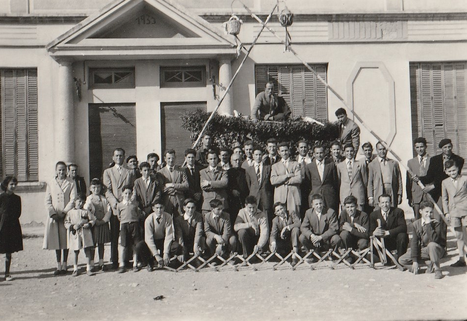 CARAMELLES Ajaguts: Joan de la Taberna, Pere Ticona, Salvador de cal Manco, Agustí de ca l'Agustí, Josep de cal Pau Ribas, Agustí de cal Torras, Pere Marçà, Agustí de cal Bertomeu, Jaume de ca la Ció. Drets 1ª: Carme de cal Rigol, Teresa de cal Conesa, Teresa de cal Ros, Rosereta de ca l'Enric, Jaume de ca l'Enric, Jaume de can Borràs, Joan de can Borràs, Josep de cal Selva, Esteve da cal Parellada, Josep de cal Costa, Mossèn Cucurull, Josep de cal Masover, Joanito de cal Joan Guixà, Mateu de cal Pere Sec, Josep de ca la Blassita, Josep de cal Torretes, Desconegut, Joan de cal Rigol, Isidre de ca l'Elvira. Drets 2ª: Jaume de ca la Ció, Desconegut, Jaume de can Borràs, Magí de cal Guixà, Emili de can Piqué, Desconegut, Miliet de can Parellada, Ton de cal Ton, Climent de cal Climent, Antonio de cal Conesa, Pepet de cal Meiem. Carro: dos desconeguts.jpg
