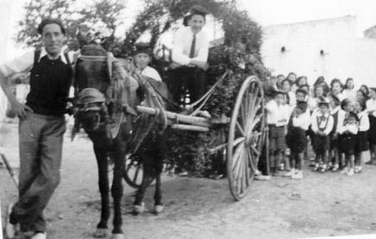 CARAMELLES En Joan de can Borràs amb la canalla de les caramelles.jpg