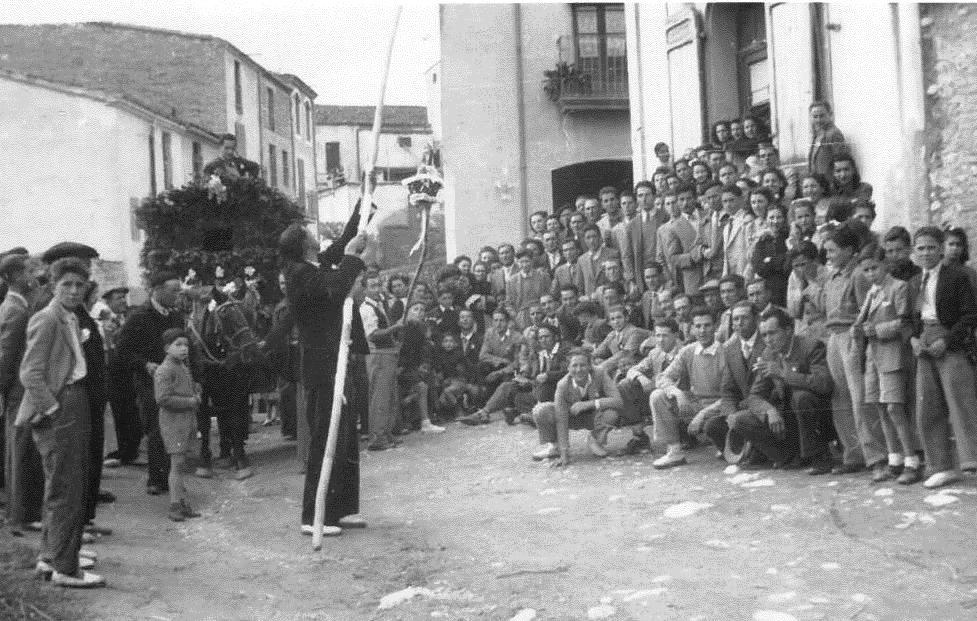 CARAMELLES Foto de grup a ca la Ramona amb pocs coneguts, llevat del Joan de cal Teclo que sembla estar a primera fila.jpg