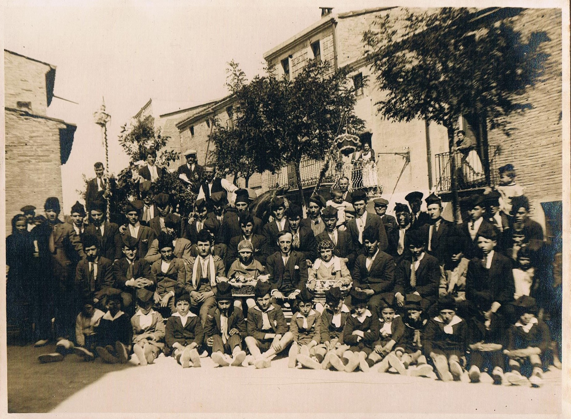 CARAMELLES Foto de grup dalt a la barana.jpg