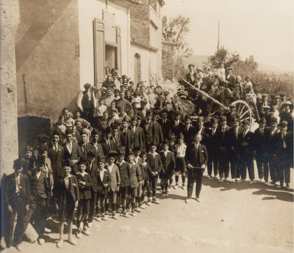 CARAMELLES Foto de grup davant ca la Ramona.jpg