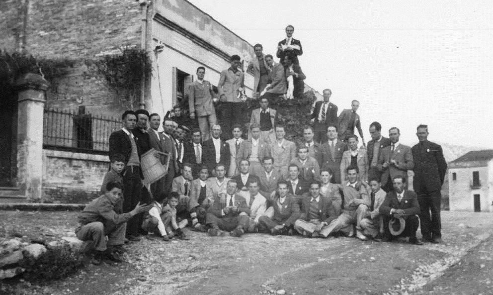 CARAMELLES Foto de grup davant del Cafè amb coneguts, el Joan de cal Teclo, el Tonet del Cantó, l'Agustí de cal Bertomeu i el Joan de can Borràs.jpg