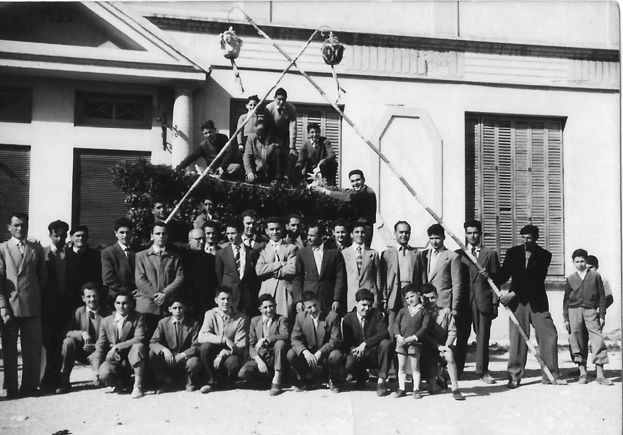 CARAMELLES Foto de grup davant del Casal Agustí de ca l'Agustí, Josep de cal Pau Ribas, Agustí de ca l'Agustí Torras, Pere Marçà, Jaume de ca l'Enric, Joan de can Borràs, Mossèn Cucurull, Josep de cal Torretes, Jaume de ca la Ció i a dalt de tot el Joan de la Taberna.jpg