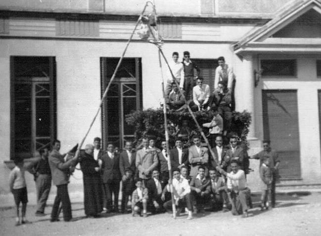 CARAMELLES Foto de grup de poca colla i ben borrosos davant del Casal.jpg