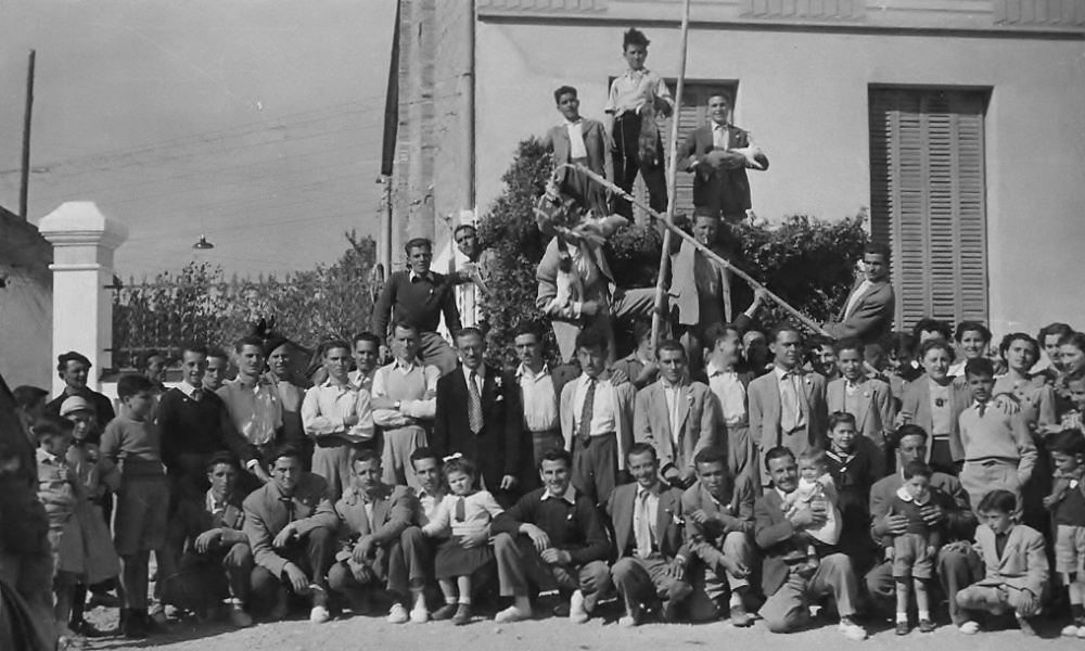 CARAMELLES Foto de grup d'una bona colla davant del Cafè amb força coneguts, Albertu i Gemma de ca l'Albertu, Joan de cal Teclo, Àngel de ca la Paulina, Joan Josep Mª i Jaume de can Borràs, Jordi de cal Selva, Miquel de cal Miquel Codony, el Quimet de ca la Florinda, la Carme de cal Guixà, el Magí de cal magí, el Pep de cal Pep, el Miquel de ca la Ció i el Josep de cal Sopes.jpg