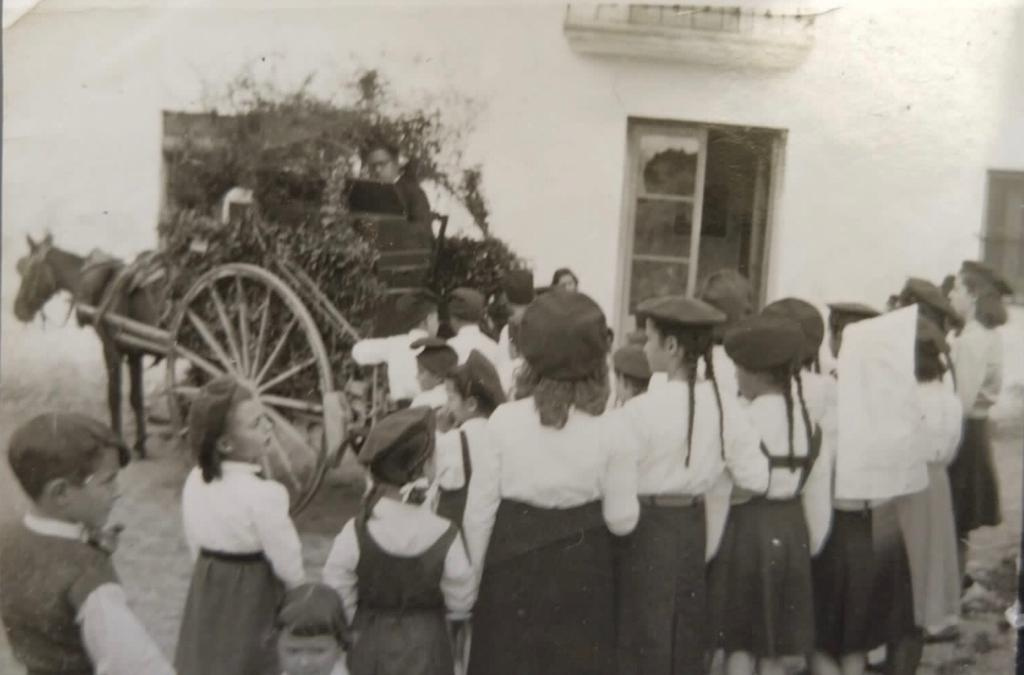 CARAMELLES a ca l'Oliver amb el pianista al carro.jpg