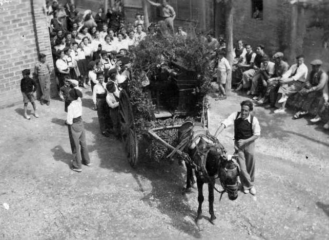 CARAMELLES a dalt la barana amb el Joan de can Borràs menant el carro amb orgue i organista a dalt.jpg