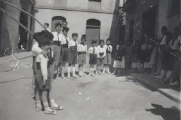 CARAMELLES amb la canalla al carrer de la Plaça encara amb el tancat de cal Castellà.jpg