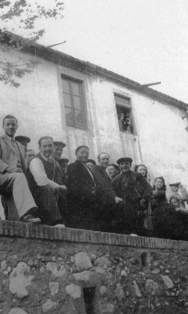 CARAMELLES dalt la Barana amb el Pepet de cal Castellà i el Joan de cal Pere Ticona en primer terme..jpg