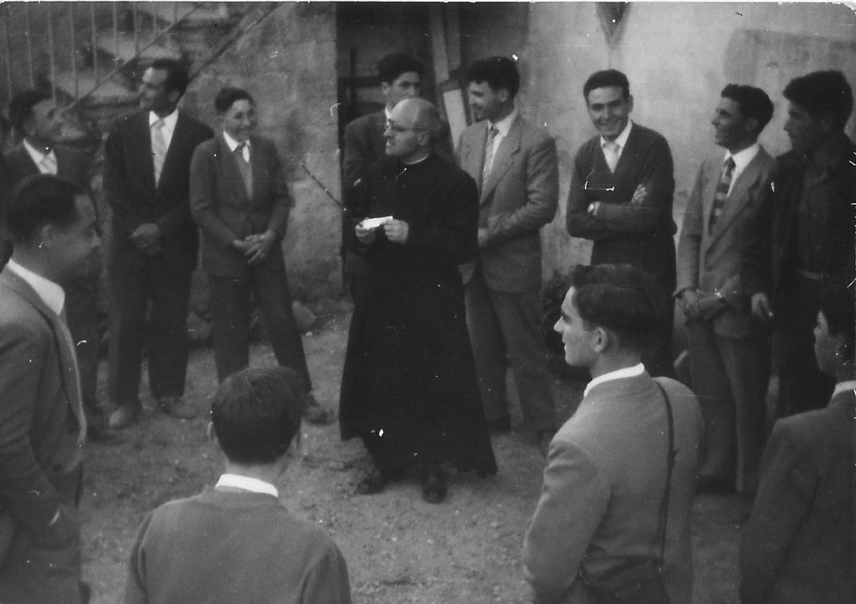 CARAMELLES dins la Torra de can Parellada amb en Josep de cal Torretes el Josep de cal Pau Ribas l'Emili de can Piqué el Josep de ca la Blassita, el Josep de cal Sopes, el Pepito de ca la Filomena i Mossèn Cucurull.jpg