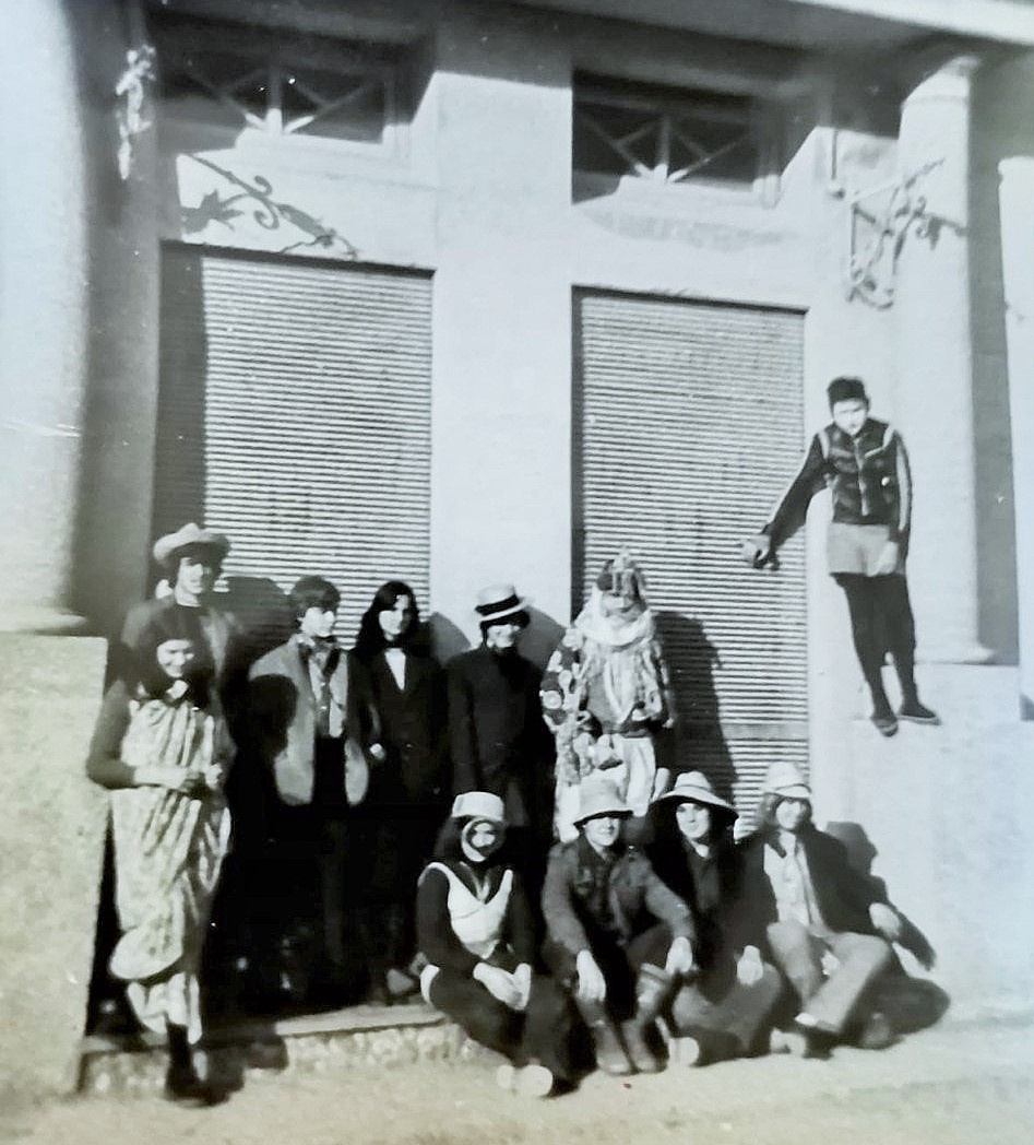 CARNAVAL Ajaguts: la Xènia Romeu, el Jordi Almirall de Sant Jaume, l'Anna i la Isabel Albiol. Drets: la Judith Romeu, el Sadurní de cal Sadurní, l'Imma de ca la Ció, la Neus de cal Climent, la Mari de cal Pere Sec i el Sergi Romeu. Dalt: el Josep Marc Romeu.jpg