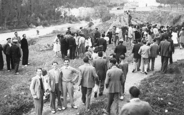 CARNAVAL L'Esparriot i la Mandonguera i posats per la foto el Tonet del Cantó i el Joan de cal Teclo.jpg