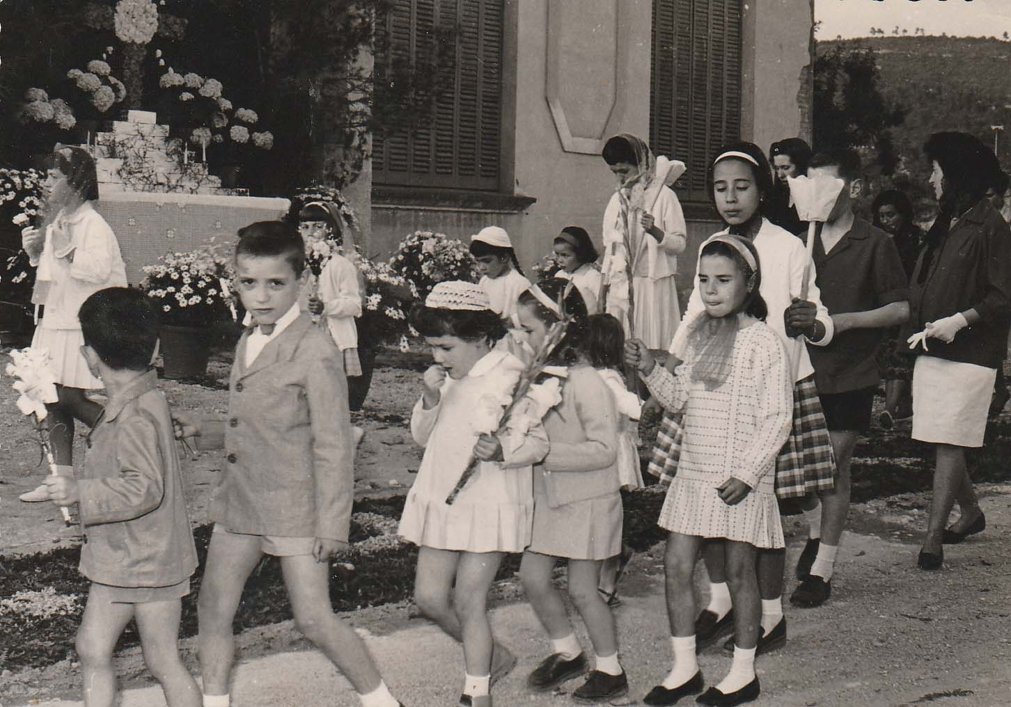 CORPUS 1963 davant del Café. Joan de cal Miqueló, Rosina de cal Jep, Maria Rosa de cal Batistó i Mercè de cal Mericano.jpg