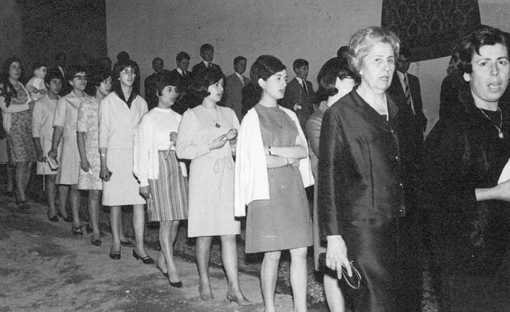 CORPUS 1967 Mercè de cal Mericano, Roser de ca l'Enric, Elvira de ca l'Elvira, Magda de cal Rigol, Aurora de cal Valls, Mª Àngels de cal Pere Sec, Teresa de cal Cremat, Carme de ca l'Oliver, Montserrat de cal Grau.jpg