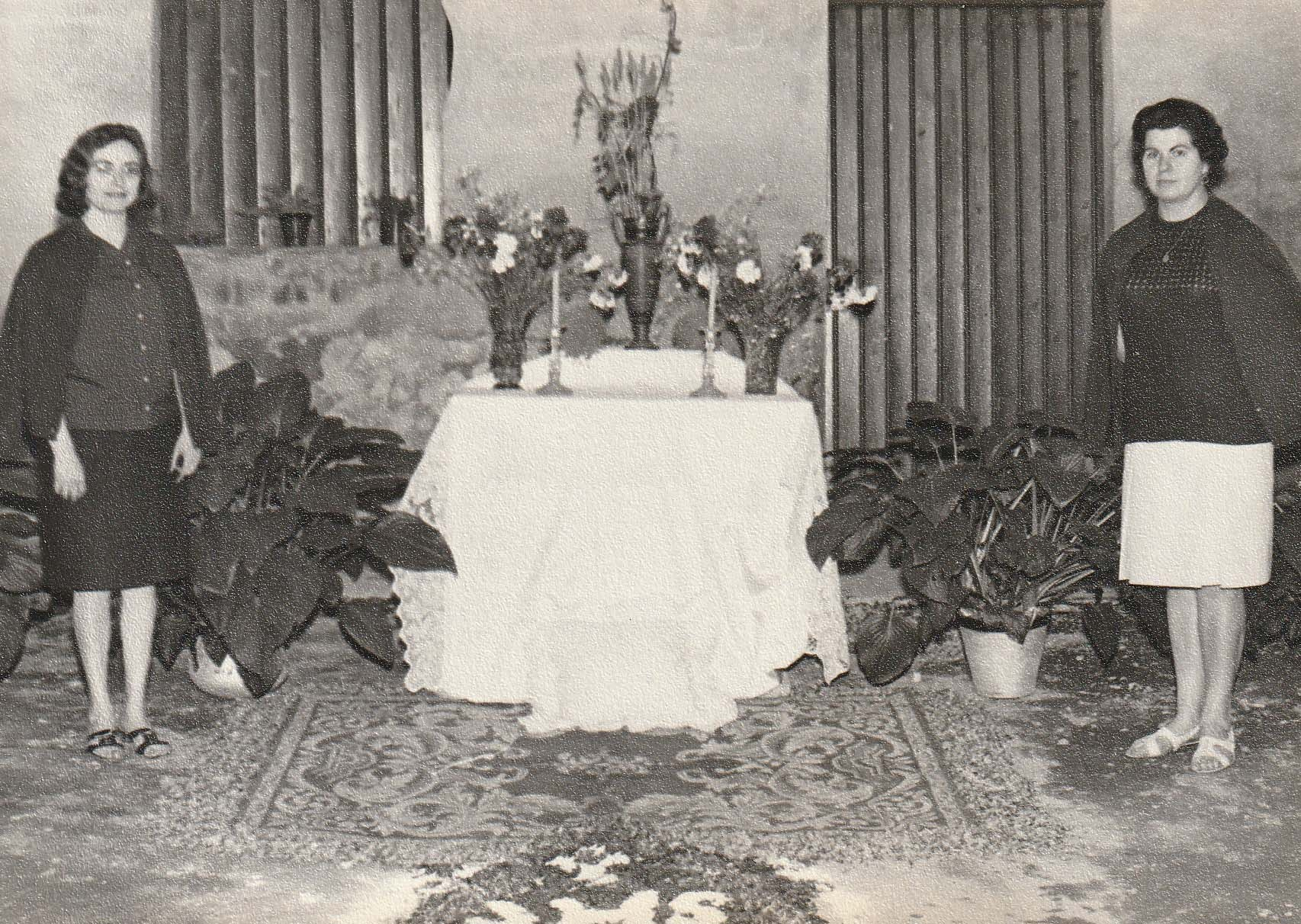 CORPUS 1968 a cal Castellà amb la Rossita de cal Miqueló i la Remei de cal Castellà.jpg