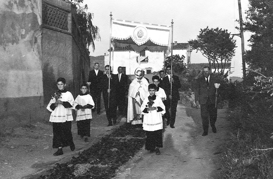 CORPUS Carlos de ca la Mundeta, Felicià de ca la Paulina, Josep Mª de can Borràs, Joan de ca l'Oliver, Joanito de la Fàbrica i portant el pali el Magí de cal Guixà i el Jaume de ca l'Enric.jpg