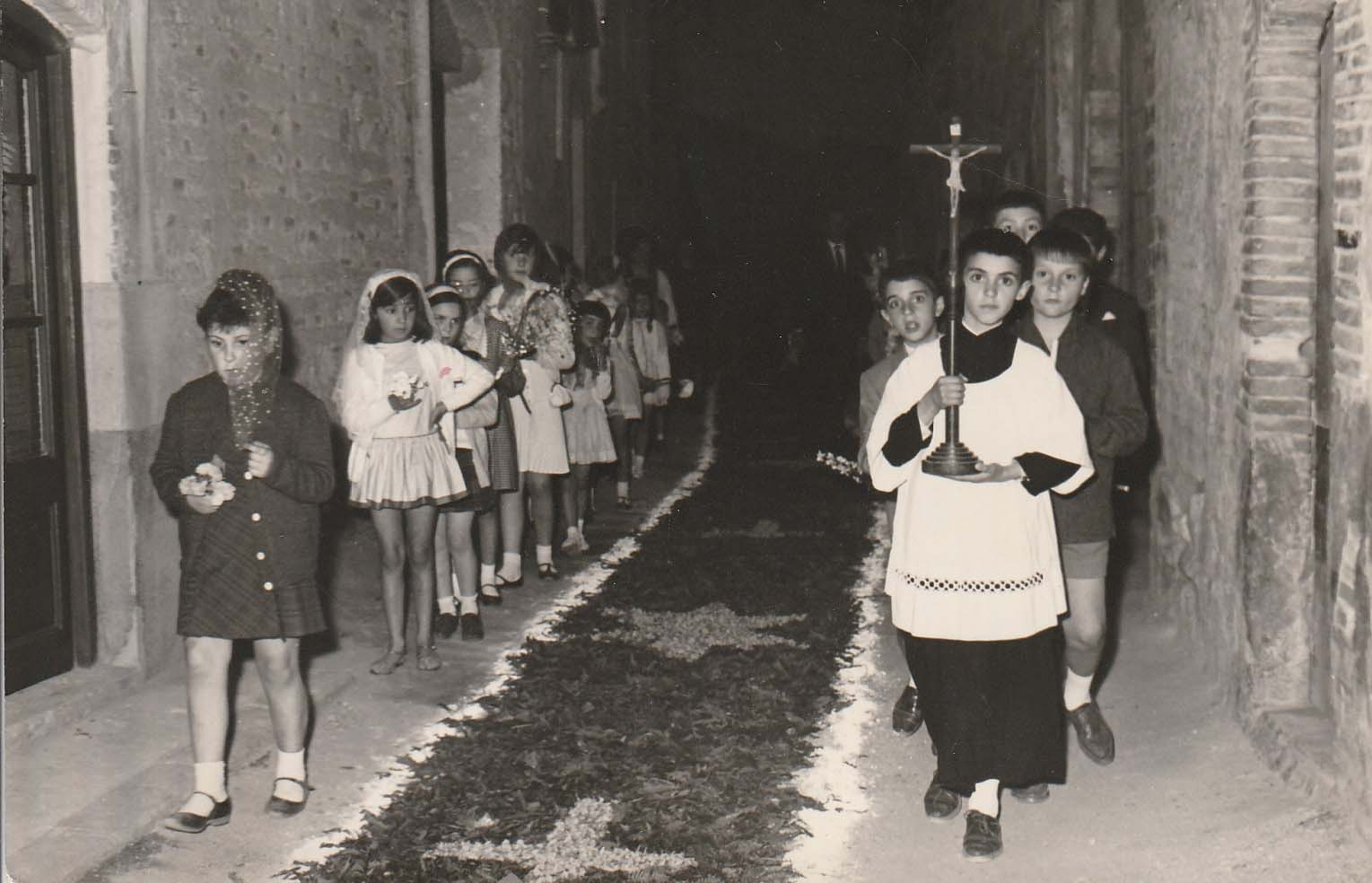 CORPUS Els nens a un costat i les nenes a l'altre: Carlos de ca la Mundeta, Nan de la Lola, Joan de cal Cremat, Jep de cal Jep, Dolors de la Lola, Marlen Serras, Mª Àngels del Cantó.jpg