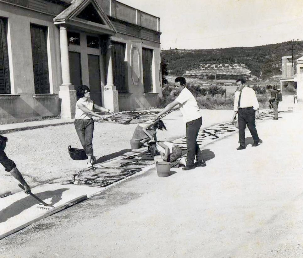 CORPUS Fent catifa. Araceli de ca l'Oliver, Manel Serras, Floriàn Ibar (foto Rafel Farràn).jpg