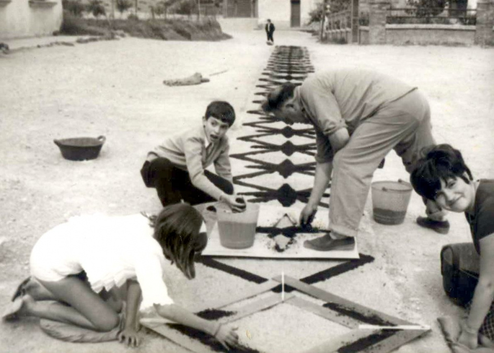 CORPUS Fent catifa. Marlene Serras, Francesc de ca la Ció, Joan de ca l'Oliver, Sílvia Romeu (foto Rafel Farràn).jpg