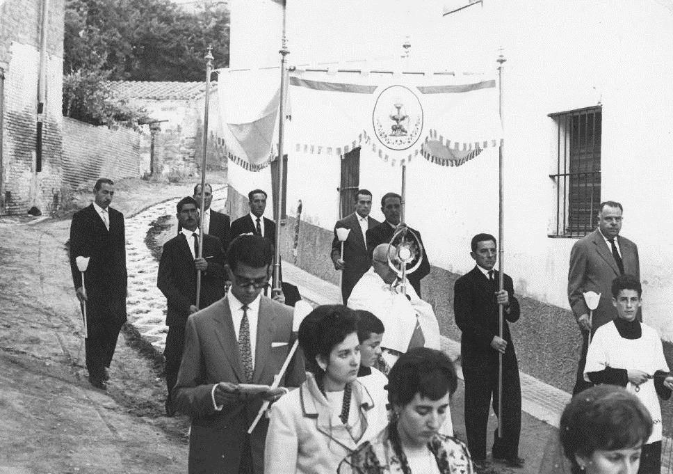 CORPUS Laura de ca la Ramona, Josep Mª de can Borràs, Lídia de cal Torras, Maginet de cal Magí, Joan de ca l'Oliver, Mossèn Cucurull, Josepet de cal Cremat, Magí de cal Guixà, Joanito Romeu, Jaume de ca l'Enric, Joan de can Borràs, Jaume de ca la Ció.jpg