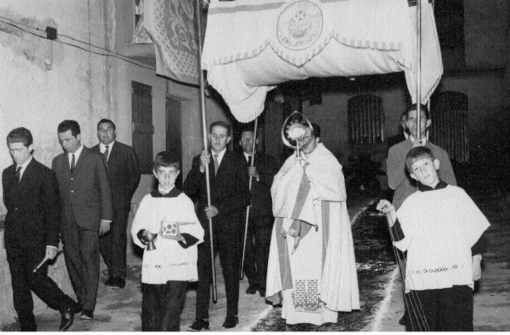 CORPUS. Mossèn Francesc, Tonet del Cantó. Manel Serras. Sadurní de cal Sadurní. Joan de cal Cremat. Joan (Nan) de ca la Lola. Climent de cal Climent i el Joanito de cal Joan Guixà.jpg