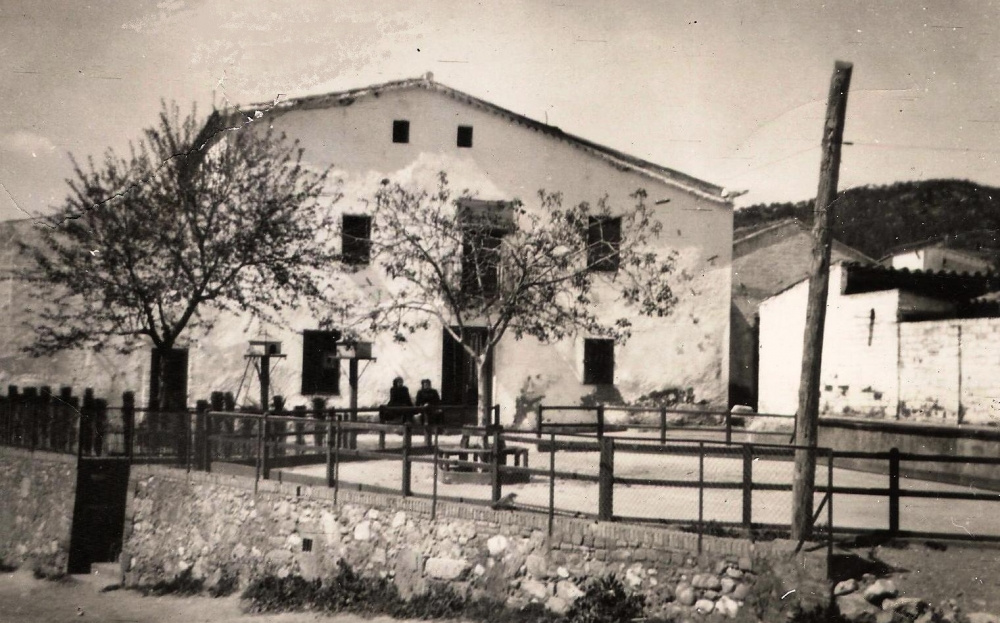 Ca l'Oliver (Anys 50) amb la Maria de ca l'Oliver i la Mercè del Pelaio.jpg