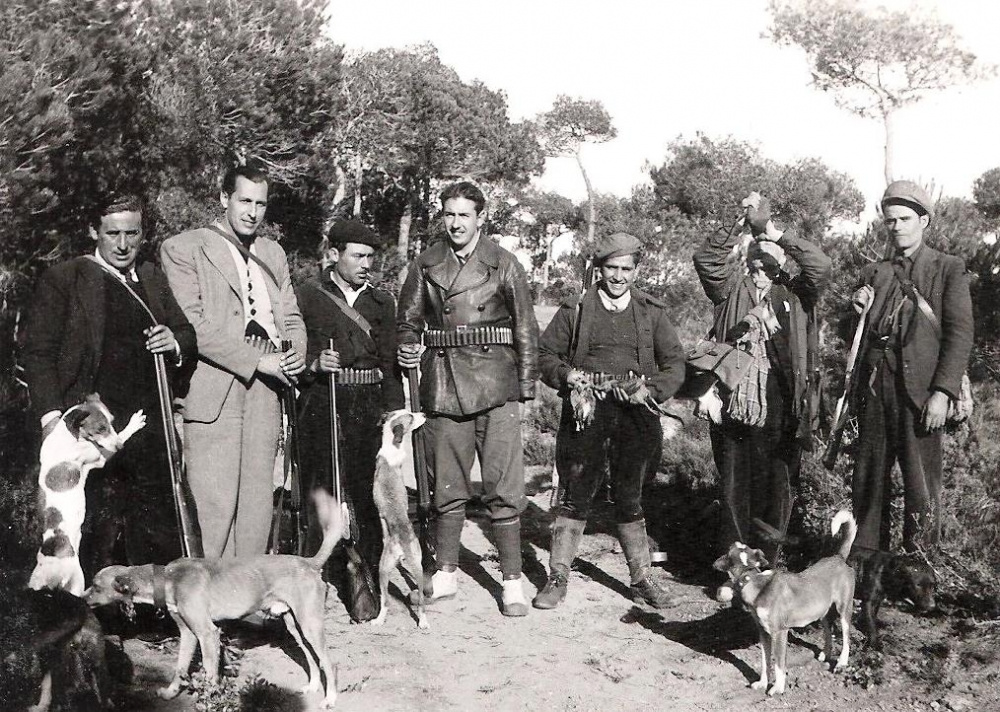 Caçadors. Entre ells El Josep Romeu (senyoret), el Joanito Romeu de la Fàbrica i el Pepito xic Romeu.jpg