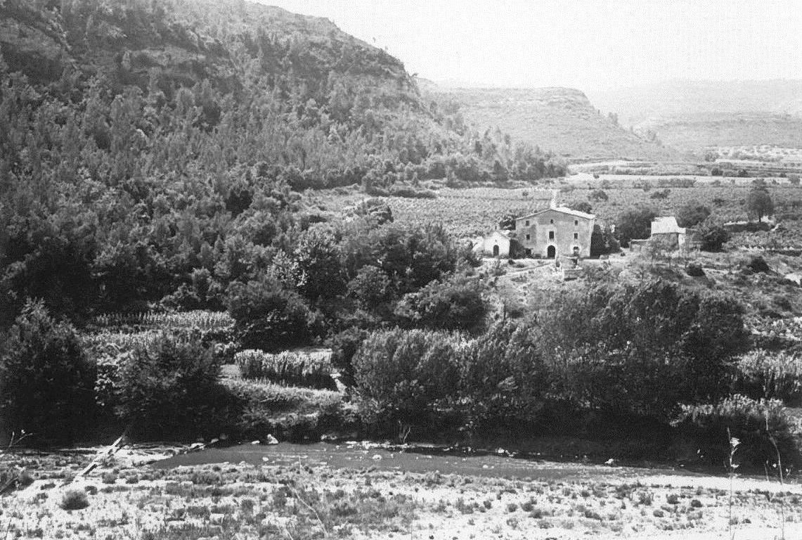 Can Torras (ca la Florinda) (Anys 50) amb l'Ermita de Sant Miquel.jpg