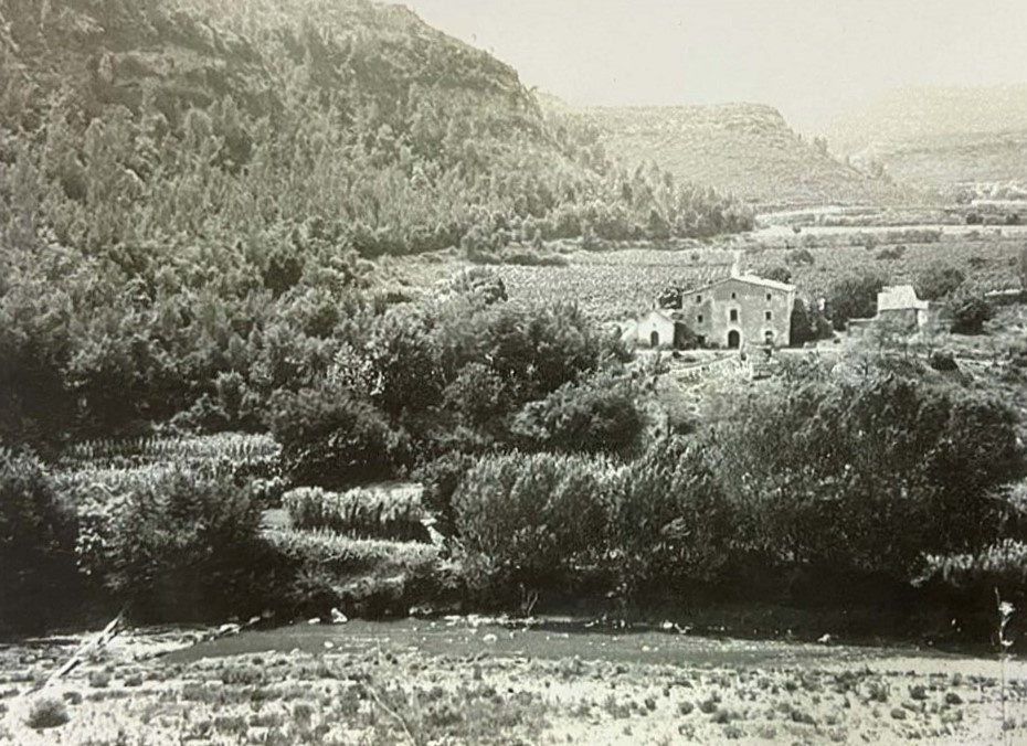 Can Torras (ca la Florinda) avui dia inexistent amb l'ermita de Sant Miquel.jpg