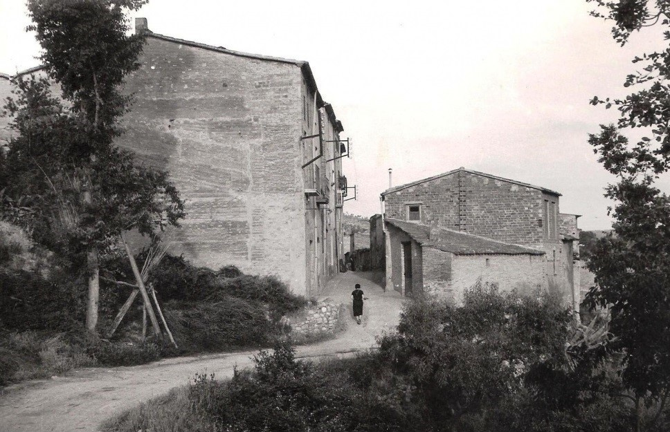 Carrer Sant Sebastià (altrament dit carrer de l'Escarxofa) oest actualment amb una nova construcció a ca l'Enric (1960 versus 2018) Postal.jpg