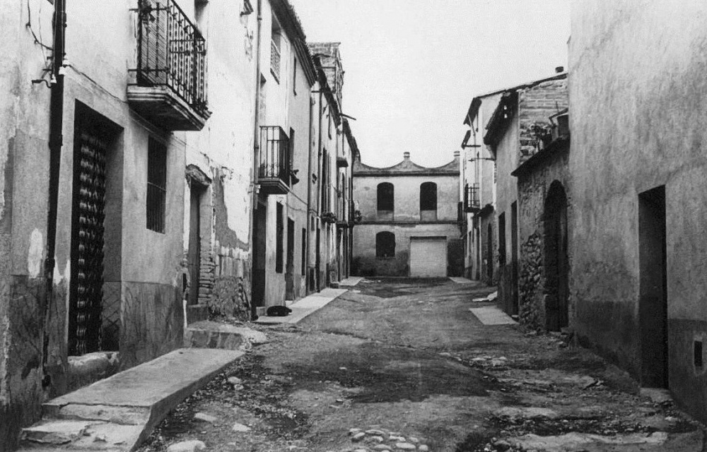 Carrer de la Plaça actualment sense l'edifici que el tancava (Anys 70 versus 2022).jpg