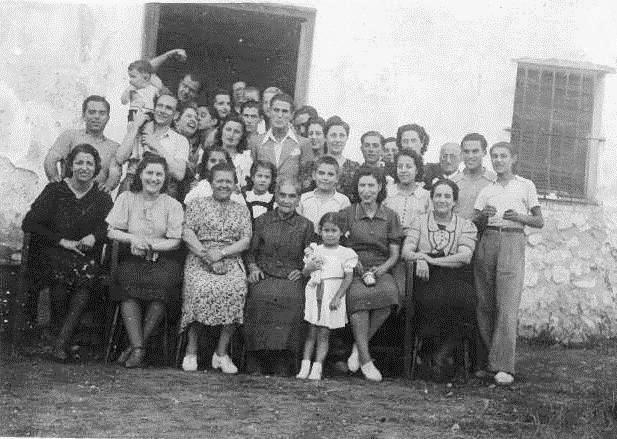 Celebració amb una pila de gent desconeguda llevat dels dos primers, la Mercè Romeu i el Pelaio de cal Daniel.jpg