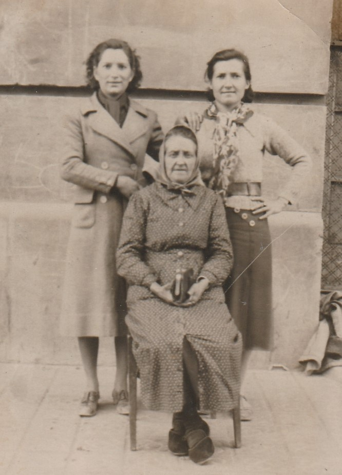Ción de cal Valls, Teresa de cal Llorenç, Asseguda la Marta de cal Valls.jpg