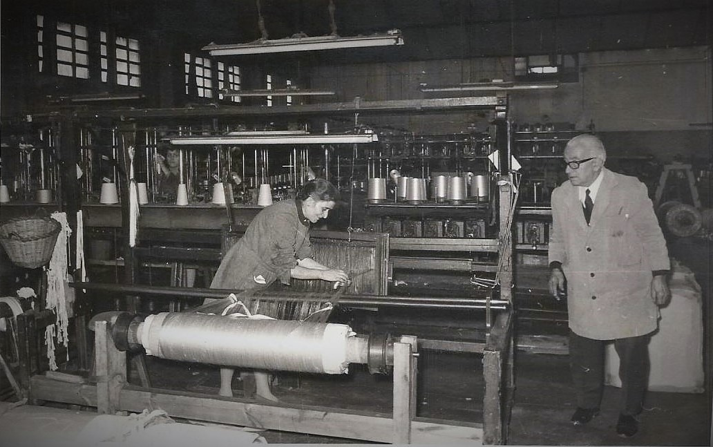 EL TREBALL La Fàbrica (Rodets) amb la Benita de cal Pere Sec i el Josep Ballesteros (Pepito de Sants).jpg