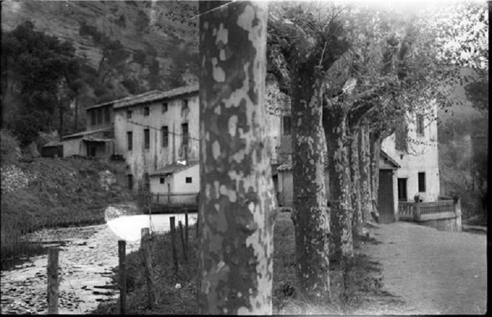 EL TREBALL La Fàbrica a l'entrada del rec amb el garatge i terradet.jpg