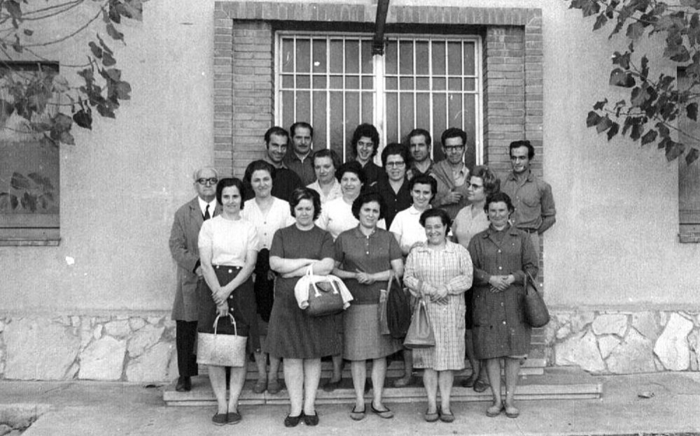 EL TREBALL La Fàbrica. Torn de matí. 1ªfila: Nuri de cal Climent, Teresita de cal Selva, Anita de ca la Mundeta, Maria de ca la Manela, Mercè de dalt la Costa. 2ªfila: Josep Ballesteros (Pepito de Sants), Teresina de cal Rei, Antonia de ca la Marianga, Mercè de cal Pere Sec, Nati de ca la Nati. 3ªfila: Leonardo, Cristina de cal Manco, Balbina de ca l'Enric, Joanito de cal Joan Guixà, Pepito de cal Xaus. 4ªfila: Jaume de cal Jep, Joan de cal Cremat, Sebastià de cal Sebastià.jpg