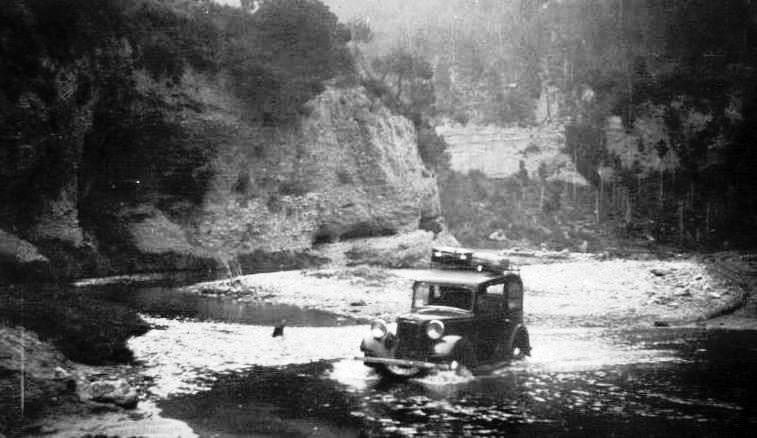 EL TREBALL l'Austin 7 del Pelaio de cal Daniel creuant el riu per la resclosa anant cap a la Fàbrica.jpg